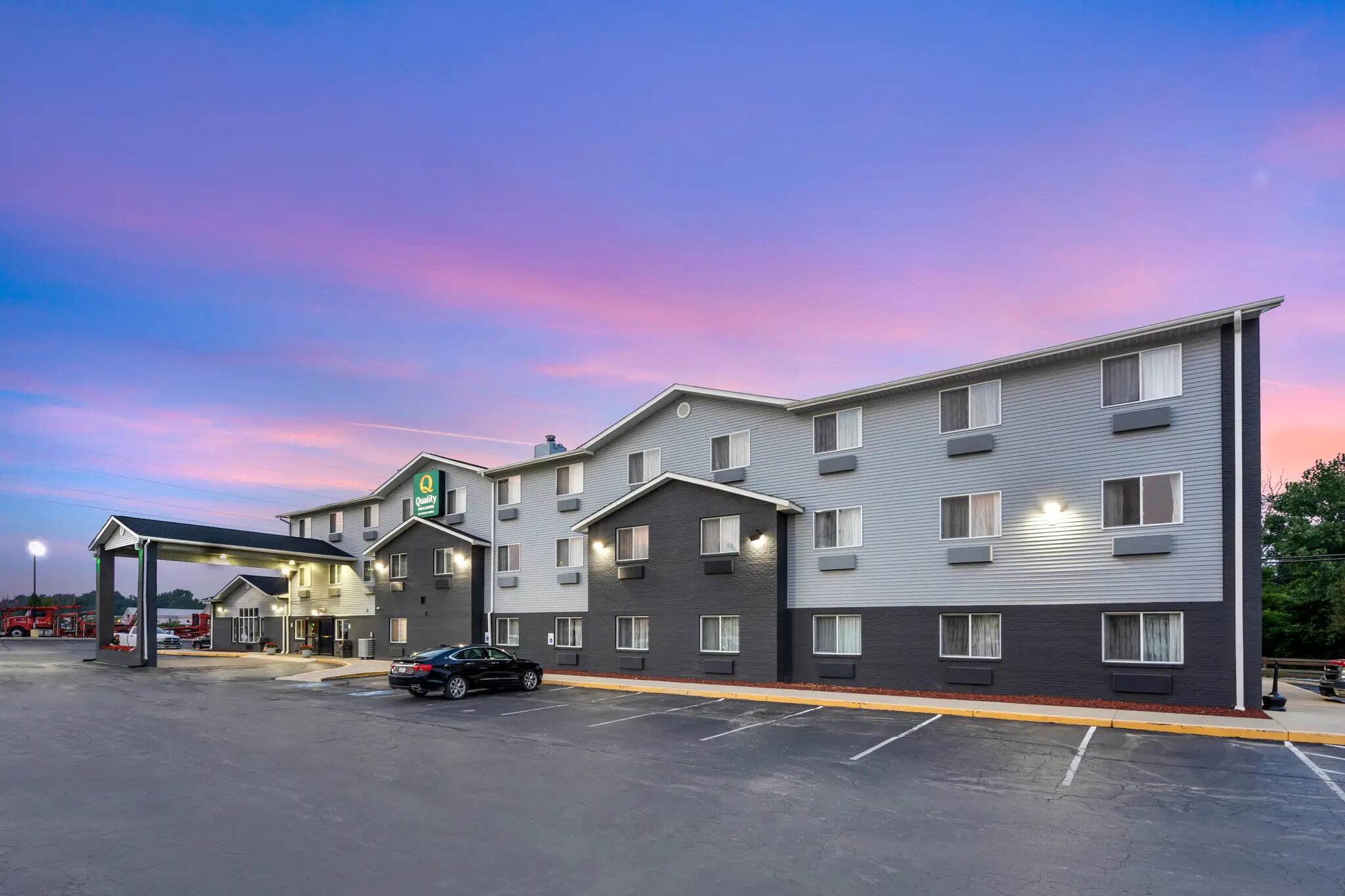 Quality Inn Delaware at twilight
